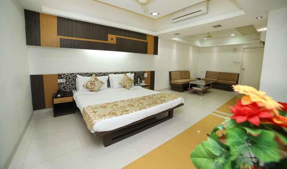 Hotel Grand Suites Indore Exteriör bild