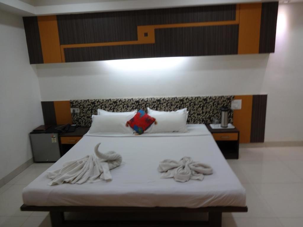 Hotel Grand Suites Indore Exteriör bild