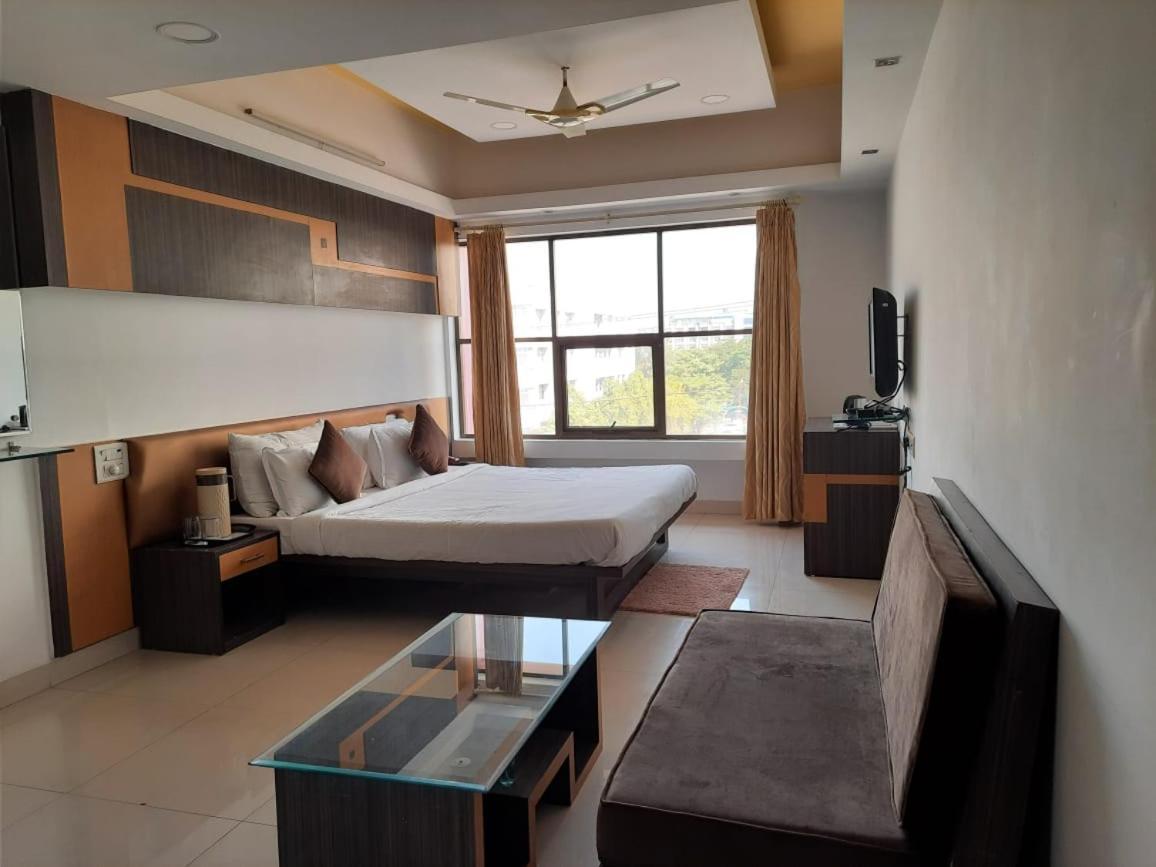 Hotel Grand Suites Indore Exteriör bild